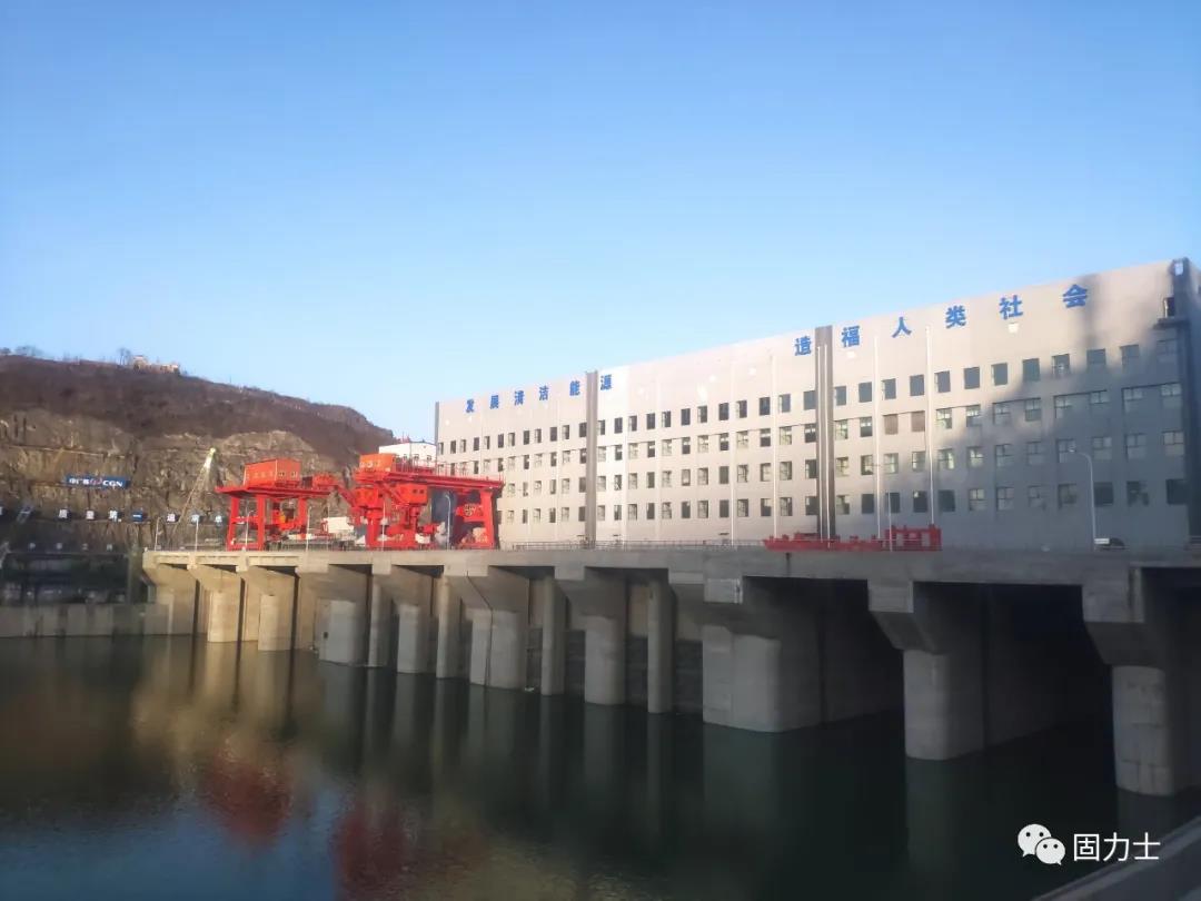 　　漢江白河(夾河)水電站項(xiàng)目效果圖 　　漢江白河(夾河)水電站項(xiàng)目效果圖  　　漢江白河水電站樞紐工程是陜西省“十三五”續(xù)建項(xiàng)目之一，為加快推進(jìn)重點(diǎn)項(xiàng)目建設(shè)，造福兩岸百姓，白河縣加大溝通協(xié)調(diào)力度，最終中廣核集團(tuán)與中國信達(dá)公司以控股的方式共同投資建設(shè)。為保障工程建設(shè)順利實(shí)施，白河縣先后多次召開縣長辦公會、項(xiàng)目建設(shè)推進(jìn)會，做好移民安置、環(huán)境保障、項(xiàng)目服務(wù)等工作，積極為工程建設(shè)創(chuàng)造良好的施工環(huán)境?！?  　　漢江白河(夾河)水電站項(xiàng)目實(shí)景